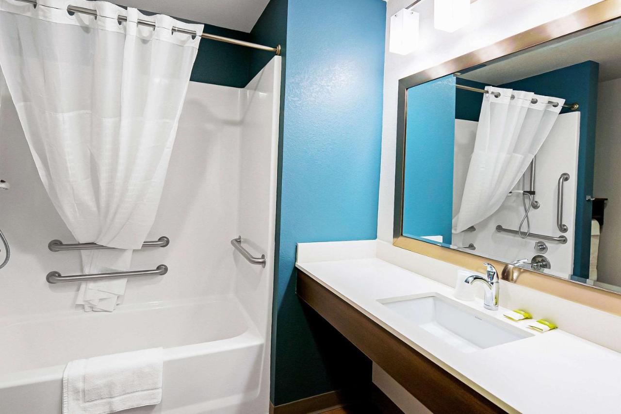 Queen Room with Roll-In Shower - Disability Access/Non-Smoking